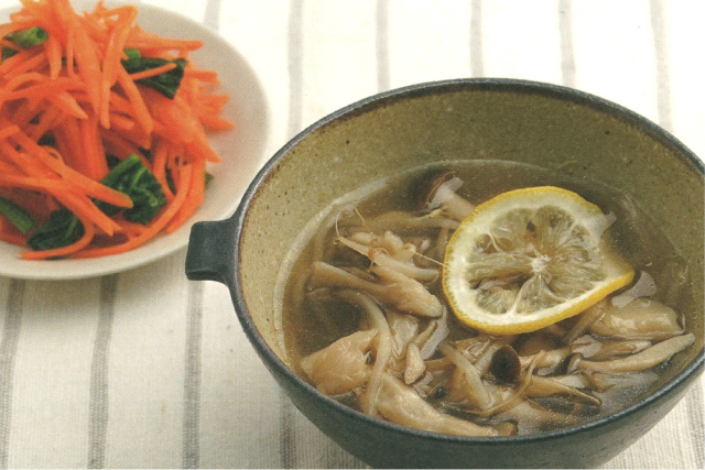 きのこともやしのうま味スープ